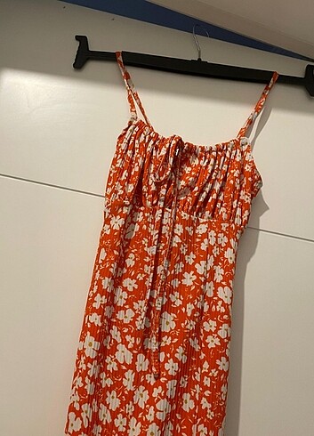 Turuncu midi boy çiçekli yırtmaçlı elbise 