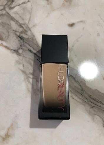 Huda Beauty Fondeten 