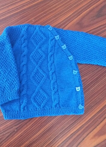 Hem kazak olarak hem hırka olarak kullanolir.Bere hediyedir