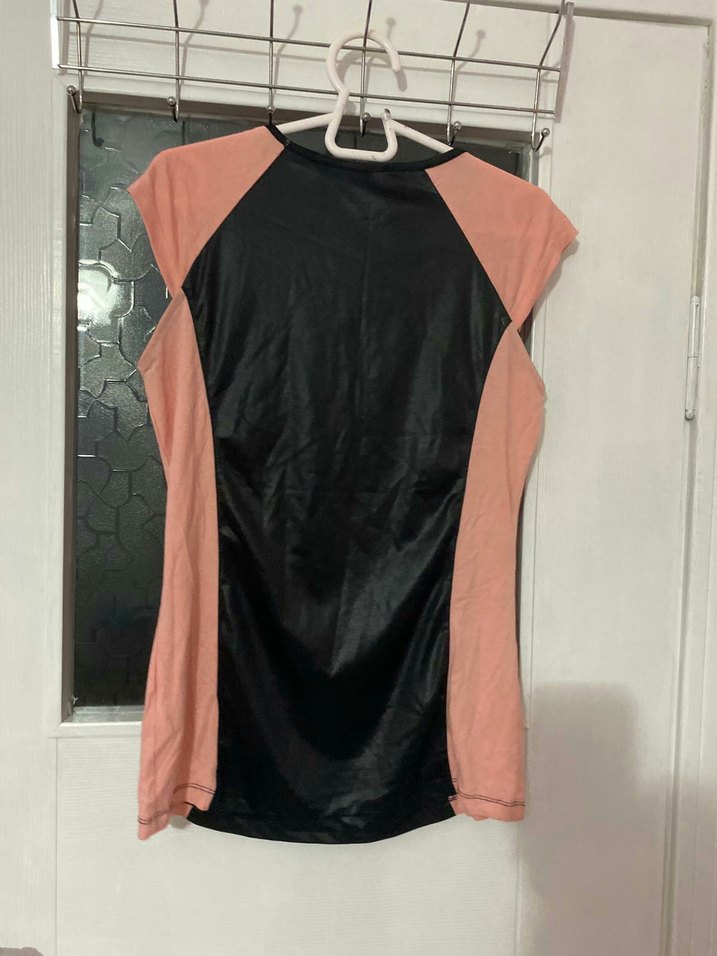 Deri Görünümlü Pullu Kadın Spor Tişört - Görsel 3