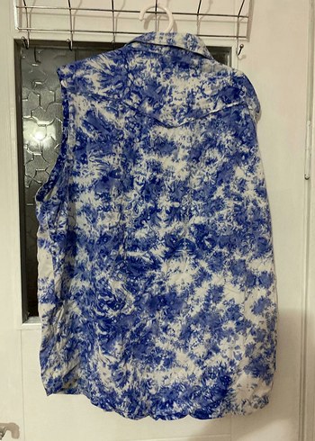 Mavi Batik Desenli Düğmeli Kolsuz Gömlek - Görsel 2