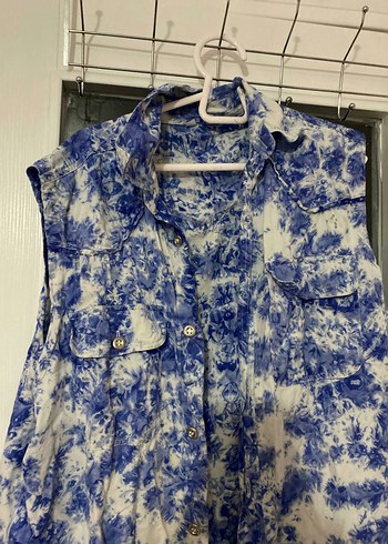 Mavi Batik Desenli Düğmeli Kolsuz Gömlek - Görsel 3