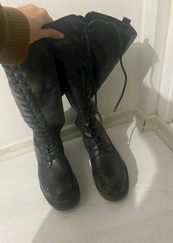 Siyah uzun bağcıklı bot - Görsel 2