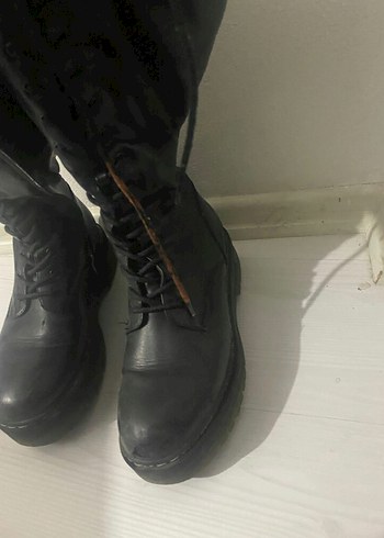 Siyah uzun bağcıklı bot - Görsel 3