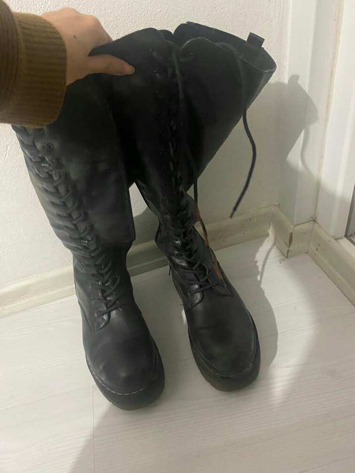 Siyah uzun bağcıklı bot - Görsel 2