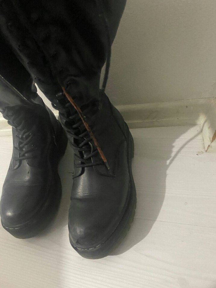 Siyah uzun bağcıklı bot - Görsel 3