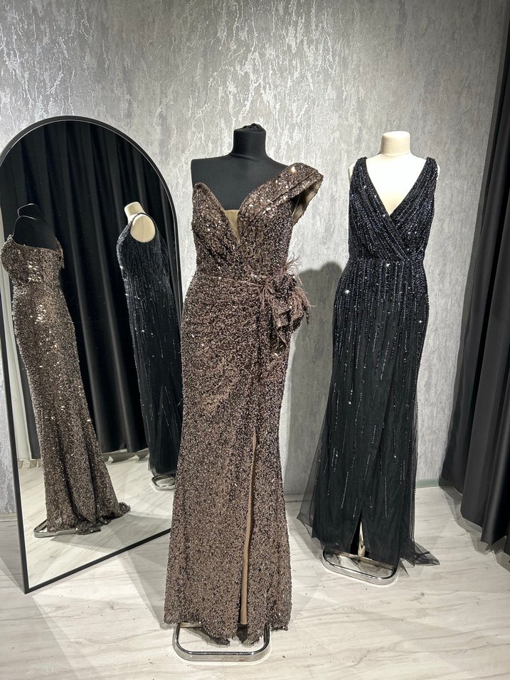 İnci Detaylı Siyah V Yaka Uzun Elbise - Görsel 3