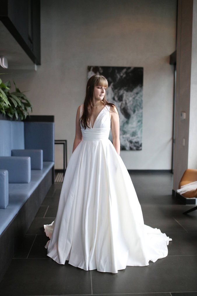 V Yaka Saten Gelinlik Cep Detay Oleg Cassini 34-36 - Görsel 5