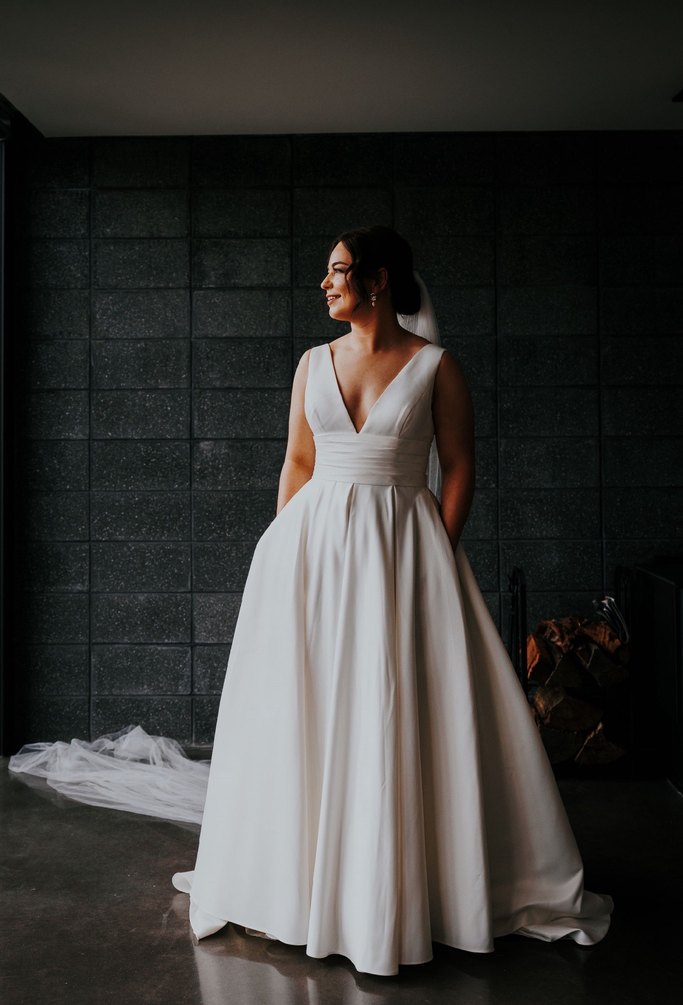 V Yaka Saten Cepli Oleg Cassini Gelinlik 34-36 - Görsel 4