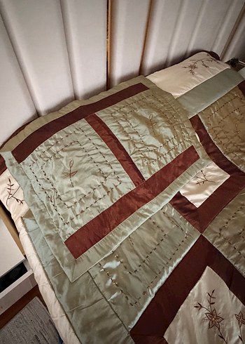 Kahverengi Nakışlı Yatak Örtüsü - Görsel 4