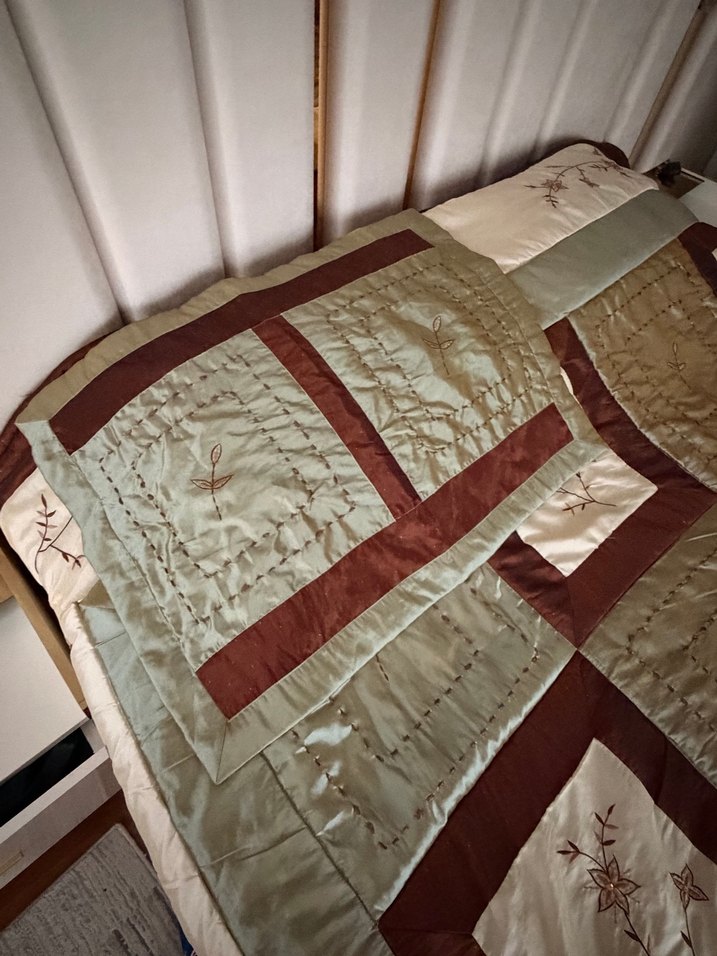 Kahverengi Nakışlı Yatak Örtüsü - Görsel 4