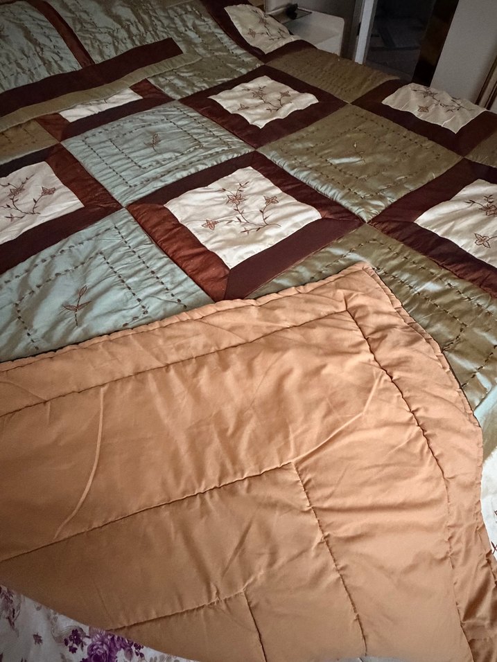 Kahverengi Nakışlı Yatak Örtüsü - Görsel 3
