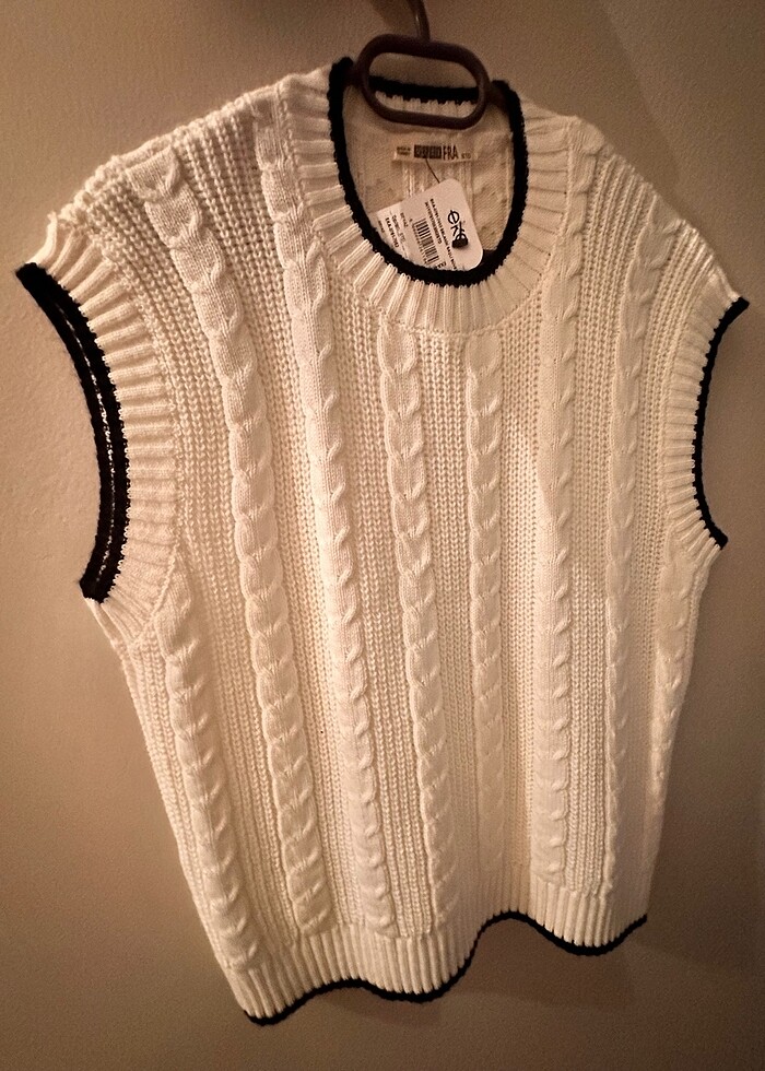 Siyah detaylı bisiklet yaka örme süveter - Görsel 3