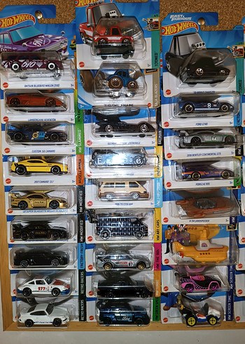 Çeşitli Renklerde Hot Wheels Oyuncak Arabalar