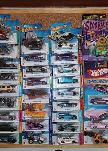 Çeşitli Renklerde Hot Wheels Oyuncak Arabalar