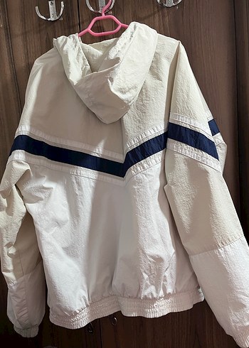 Pull and Bear Kadın Beyaz Rahat Kesim Yağmurluk