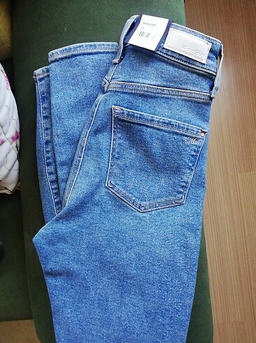 Mavi marka etikette 24/27 yazıyor  - Görsel 2