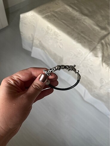 Diğer Siyah Deri Bileklik- Sol anahtarı detaylı