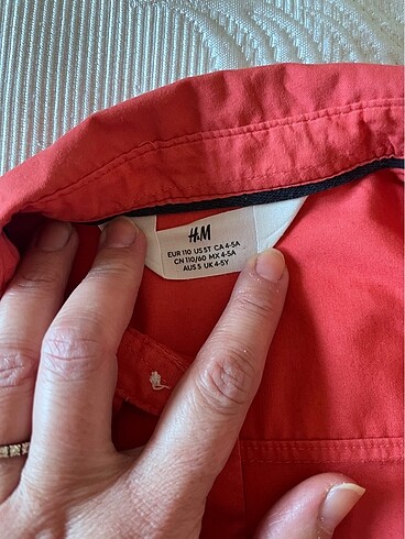 5 Yaş Beden kırmızı Renk H&M- Nar çiçeği gömlek- 4-5 yaş