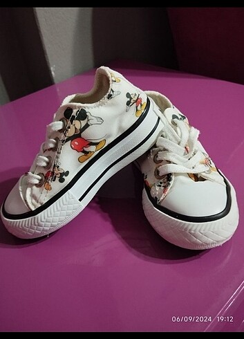 Bebek mickey converse
