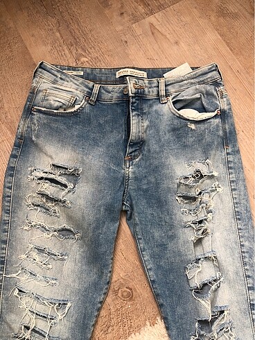 Bershka Yırtık Pantolon Jean