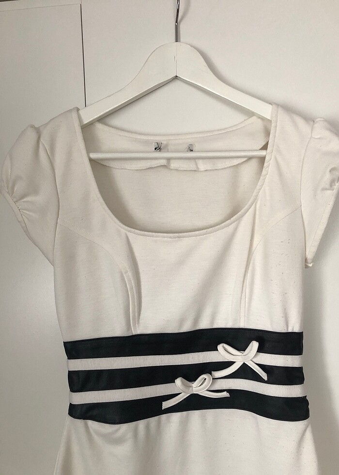 Siyah Şeritli Beyaz Elbise - Görsel 2