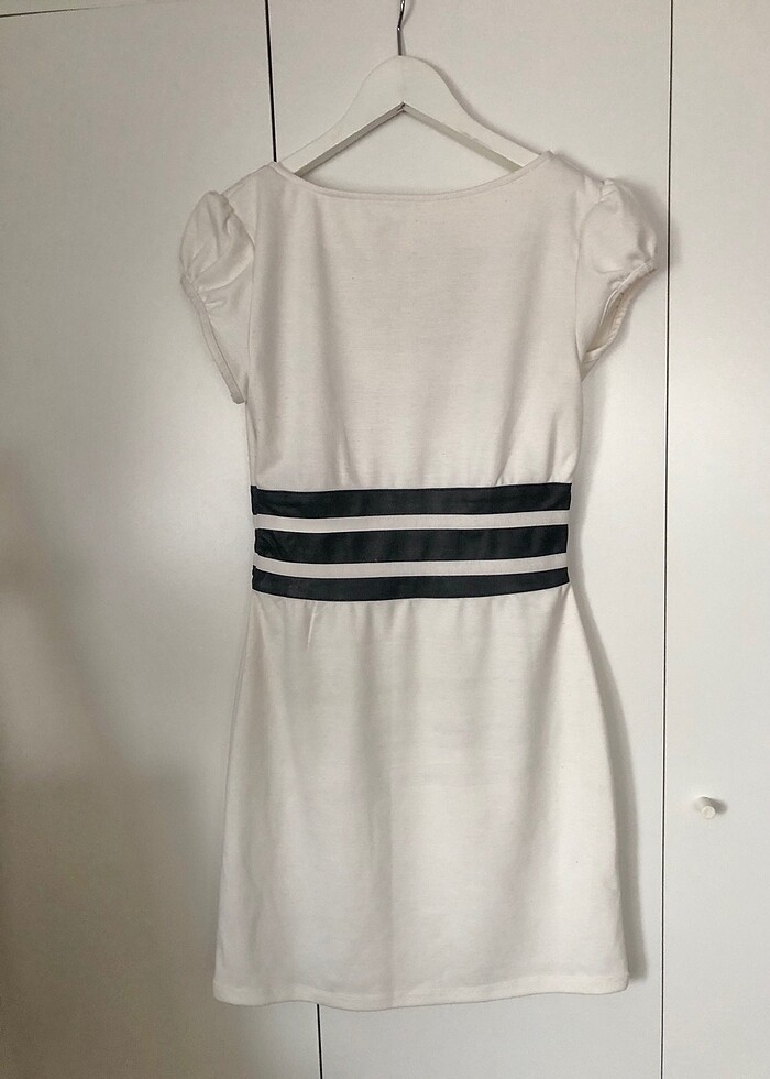 Siyah Şeritli Beyaz Elbise - Görsel 3