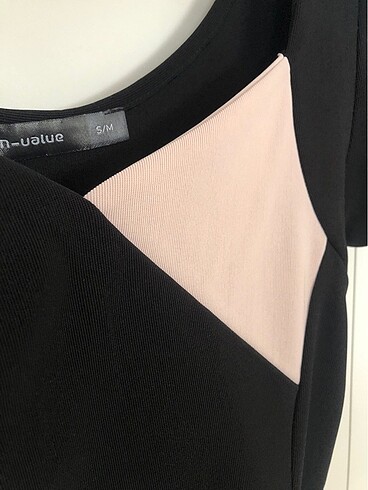 Siyah üzeri detaylı elbise - Görsel 3