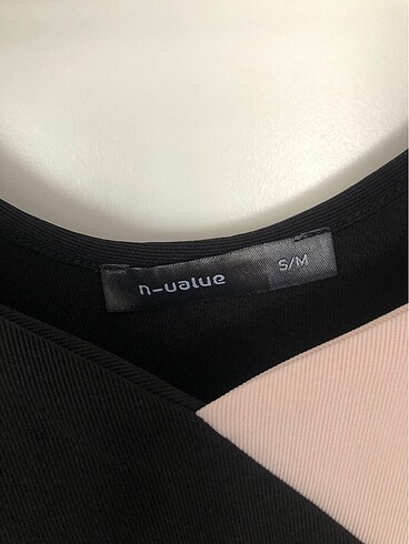 Siyah üzeri detaylı elbise - Görsel 4