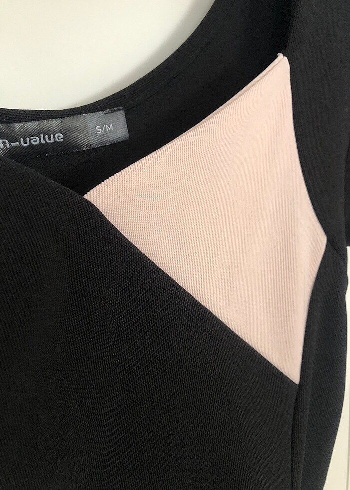 Siyah üzeri detaylı elbise - Görsel 3