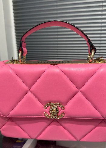 Pembe Zincir Detaylı Kadın Deri Çanta