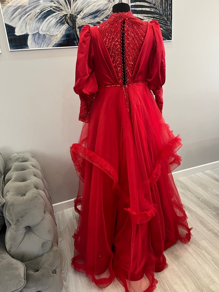 Uzun Kollu Kırmızı Drapeli Kadın Abiye - Görsel 3