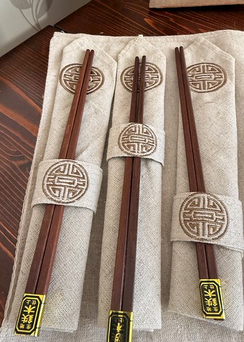 Kahverengi Ahşap Çubuk  Sushi Seti ve servis örtüsü - Görsel 2