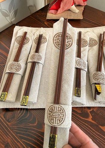 Kahverengi Ahşap Çubuk  Sushi Seti ve servis örtüsü - Görsel 3