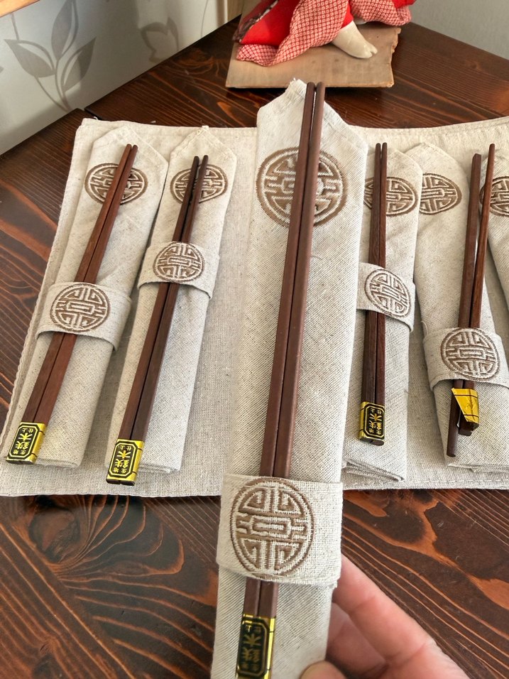 Kahverengi Ahşap Çubuk  Sushi Seti ve servis örtüsü - Görsel 3