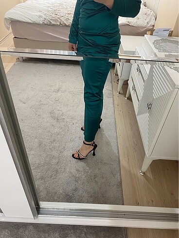 Zümrüt yeşili uzun abiye - Görsel 3