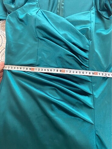 Zümrüt yeşili uzun abiye - Görsel 6