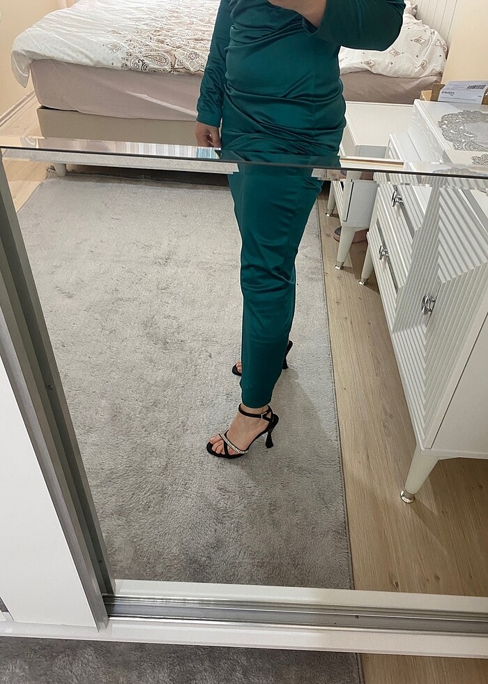 Zümrüt yeşili uzun abiye - Görsel 3