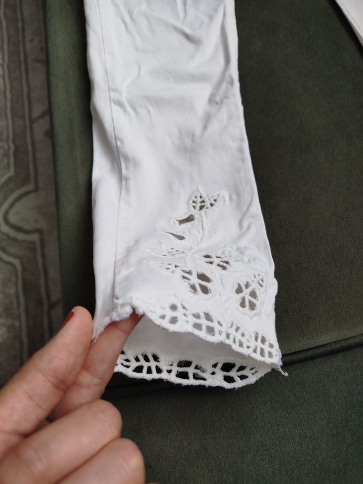 Dantel Detaylı Beyaz Nakışlı Kot Pantolon - Görsel 3