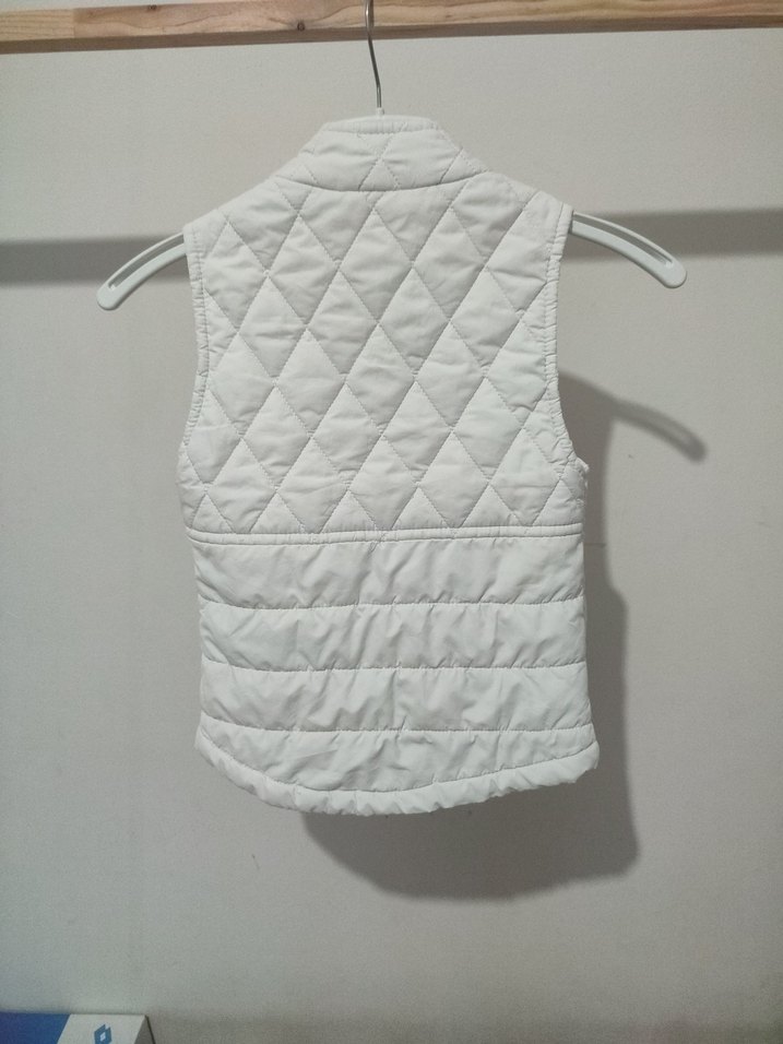 Kız Çocuk Beyaz Düğmeli Yelek - Görsel 4