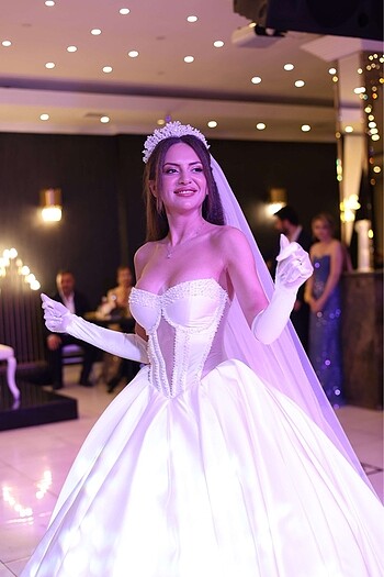 Yeni giyilmiş özel dikim gelinlik