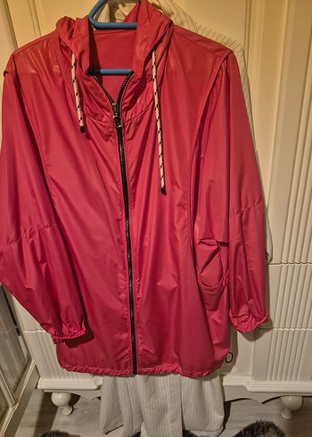 Erkek Parlak Kırmızı Midi Boy Kapüşonlu Rüzgarlık - Görsel 2