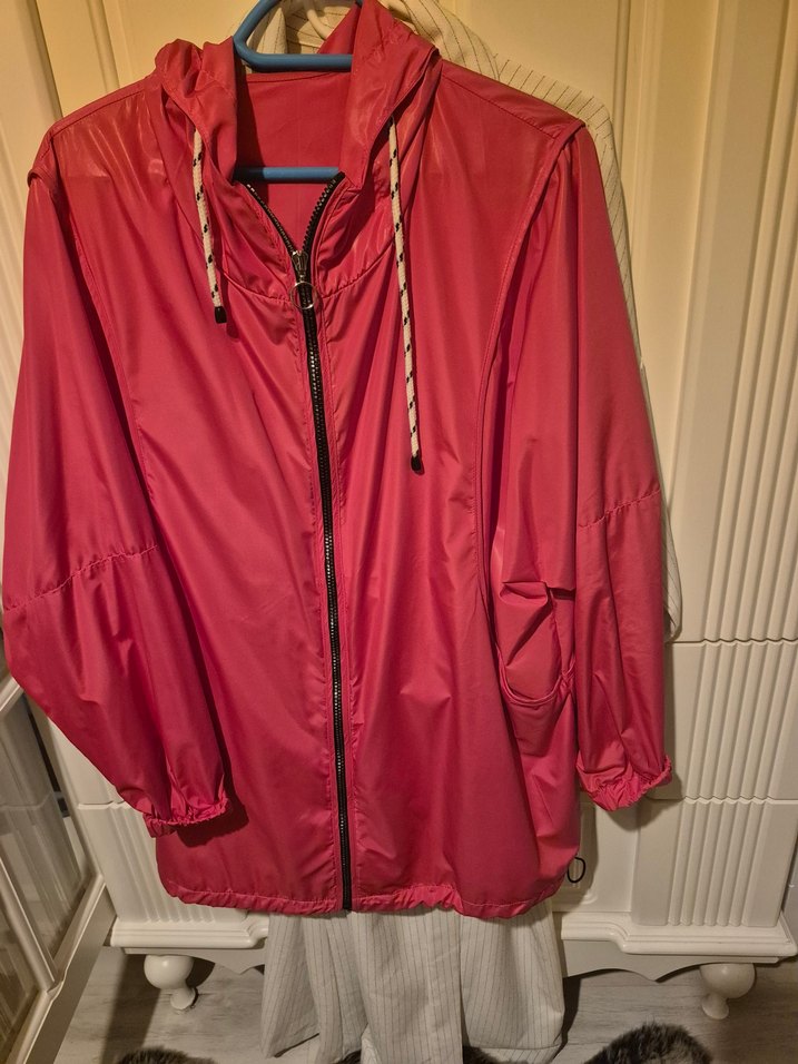 Erkek Parlak Kırmızı Midi Boy Kapüşonlu Rüzgarlık - Görsel 2