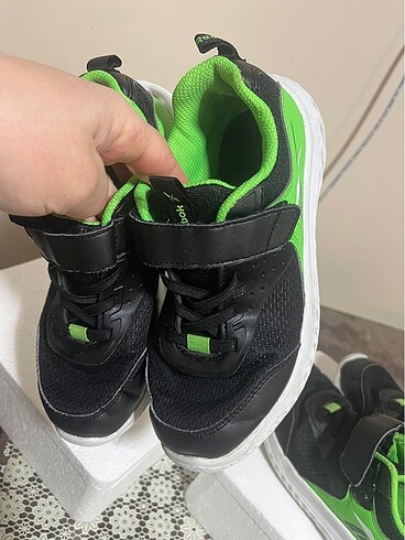 2 adet 32 ve 33 numara 2 adet temiz reebok spor ayakkabı