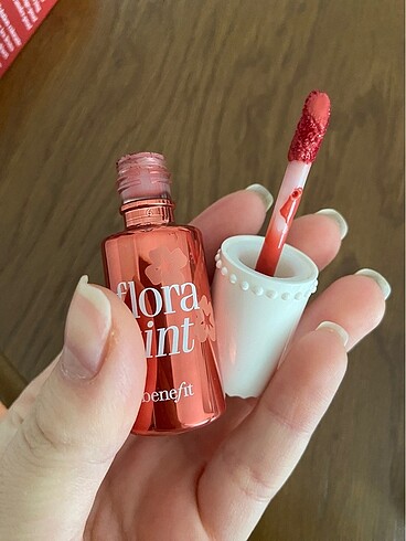  Beden Renk Benefit Flora Tint