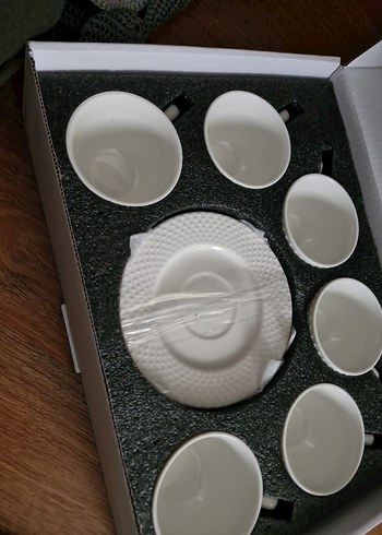 Beyaz Kabartmalı Desenli Fincan ve Tabağı - Görsel 3