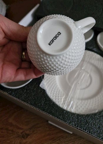 Beyaz Kabartmalı Desenli Fincan ve Tabağı - Görsel 2