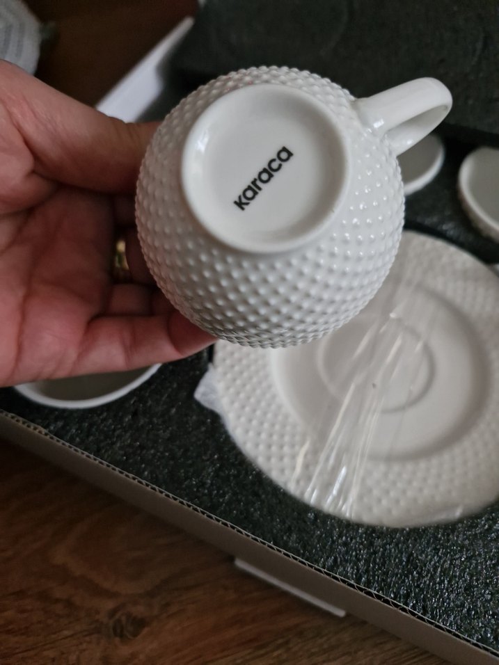 Beyaz Kabartmalı Desenli Fincan ve Tabağı - Görsel 2