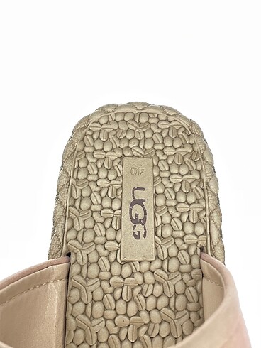 40 Beden çeşitli Renk Ugg Terlik %70 İndirimli.
