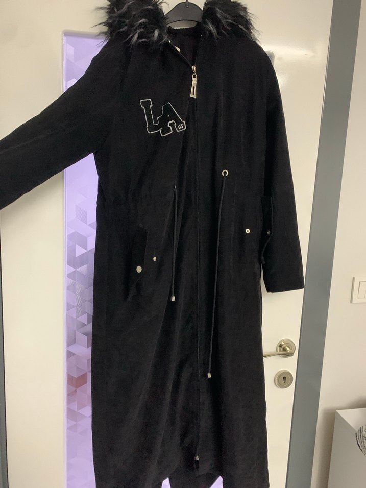 Siyah Nakışlı Uzun Kadın Kaban - Görsel 2